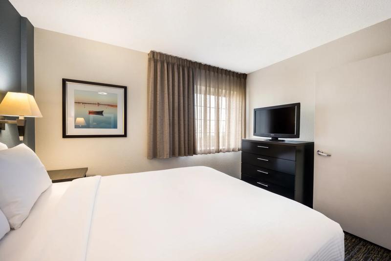 SIM_Brand_GuestRooms_Suite_Bedroom Amenities - 90C93D3A-D689-4D18-900245E58DB2B36A