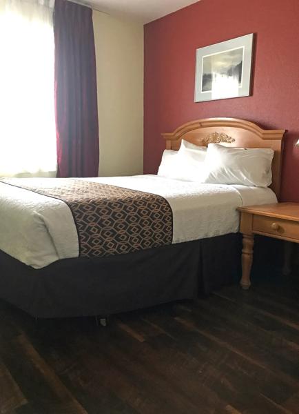 ABVI_AnchorageAirportAK_GuestRooms_Two Queens Deluxe Business Suite_Second Bed - 91470065-CF00-44A5-8D13E707DCC795D7