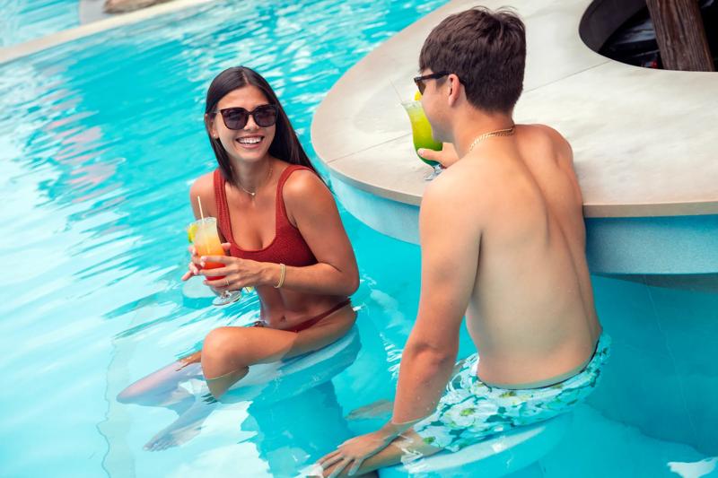 SHR_MahoBeach_Pools-Oasis-Swim-Up-Bar-Lifestyle