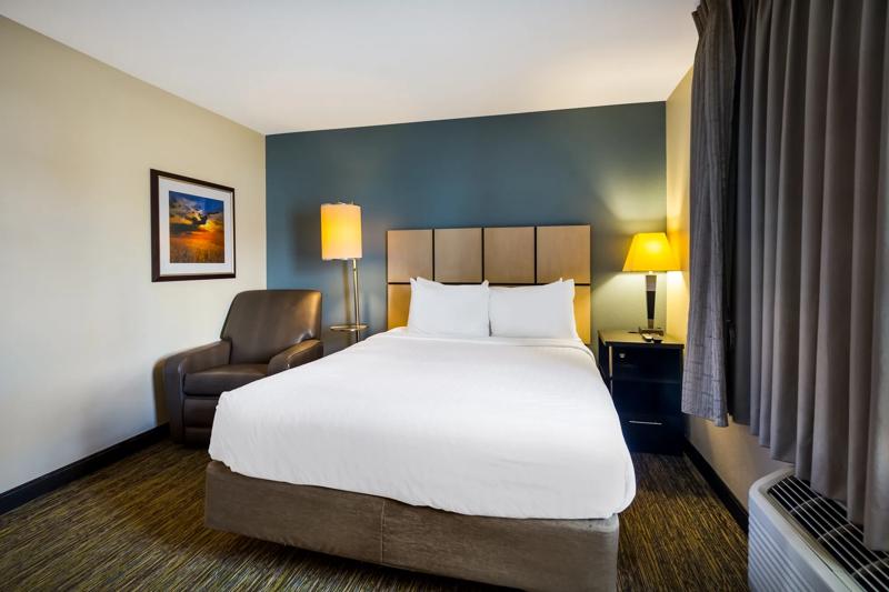 SIM_StLouisEarthCity_GuestRooms_Studio Queen Suite_Bed Details - 94A166ED-0579-4EB6-9248D56A3E3044D2