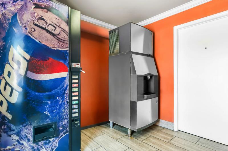 ABVI_SiloamSpringsAR_Amenities_Vending and Ice Machine - 94A48927-86C9-4976-881C494FE4DB22DF