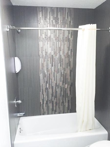 ABVI_MilpitasSiliconValleyCA_GuestRooms_Standard Bathroom - 94F68596-FB90-4EC5-839C4B216DF5E219