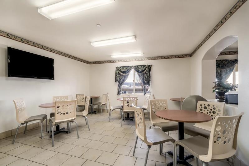ABVI_GreenRiverUT_Dining_Breakfast Area_Seating - 96613471-86A1-4E5E-B3F05172BF142016