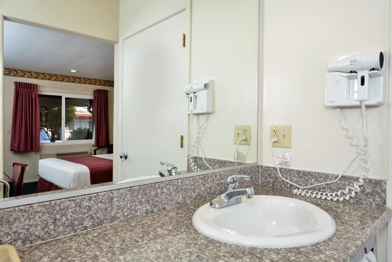 ABVI_SkyRanchCA_GuestRooms_Vanity_Right - 96915EF0-9B2F-41C2-97B7F2356BD41239