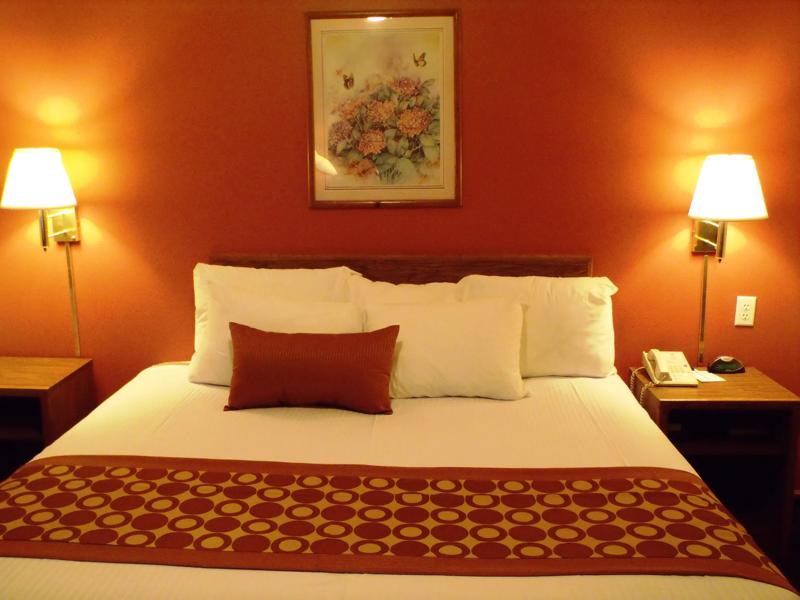 ABVI_NevadaMO_GuestRooms_King with Jacuzzi_Bed Details - 96B82679-B8B3-42AF-A5D2205F2C19FA4A