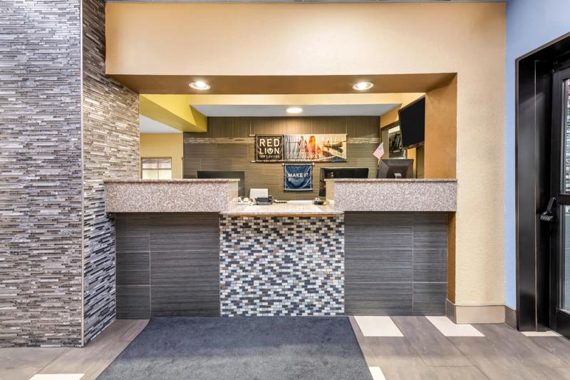 RLIS_Blue Springs_Front Desk - 97710E1C-E1B2-44A6-90DB344A7ABD441D
