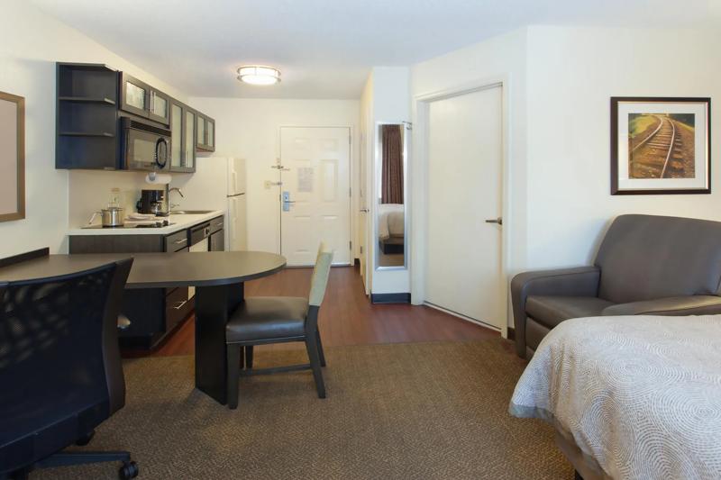 SIM_AustinTheDomainArea_GuestRooms_Studio_Entry - 98047A73-9AB9-40A7-98991C2B69DE0986