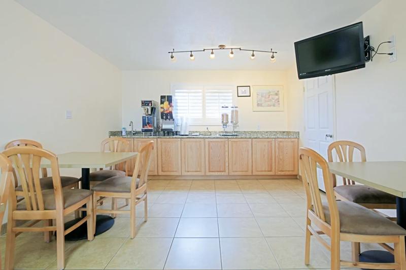 ABVI_RooseveltBallardUT_Dining_Breakfast Area - 9826E834-3793-41B4-8575EF69A72F7ECE