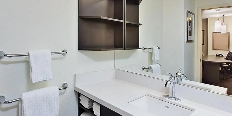 SIM_Somerset_GuestRooms_Bathroom Vanity - 98285929-755E-42D1-AB4CBDEF36B777CF
