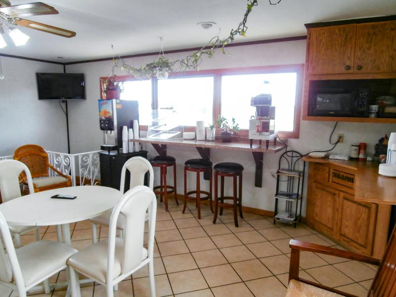 ABVI_SuburbanMotelIA_Dining_Breakfast Area - 99E87682-21D8-42B1-B43FA030BC568CCD