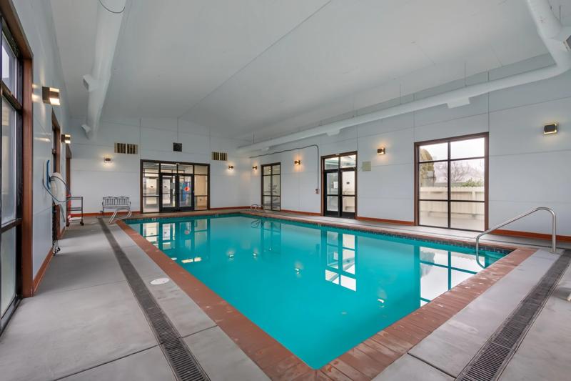 RLH_RogueRegencyMedfordAirport_OR3249_pool1