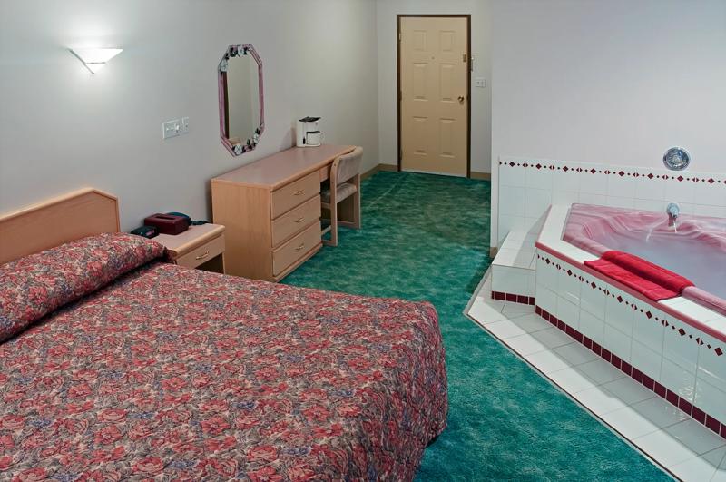 CBVI_Mile0_BC1651_Honeymoon_Suite - 9B1E77EE-FE95-4097-80516CFEE21B381F