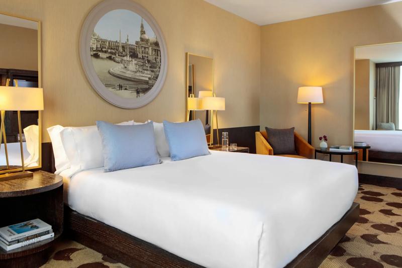TRS_ChicagoRiverNorth_GuestRooms_Luxury Spa King Suite_Bed - 9B6AF617-A392-44D9-80AD5ED38386E4C0