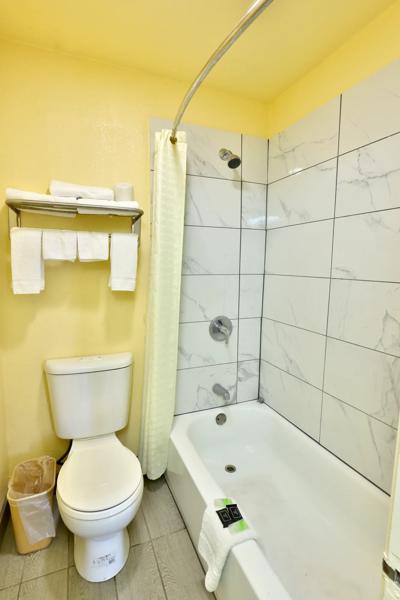 ABVI_SanAntonioAirportSouth_TX5567_Two Queens Bathroom - 9BD05979-29B3-40D6-AA3476EA335F0E75
