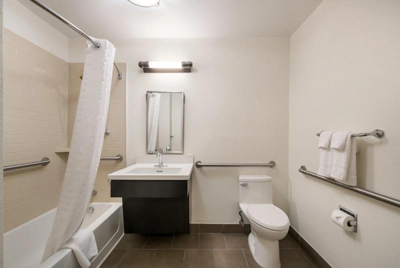 SIM_Hampton_GuestRooms_Studio_Bathroom - 9BE5ED6D-37A1-4426-BABD116AD4155015