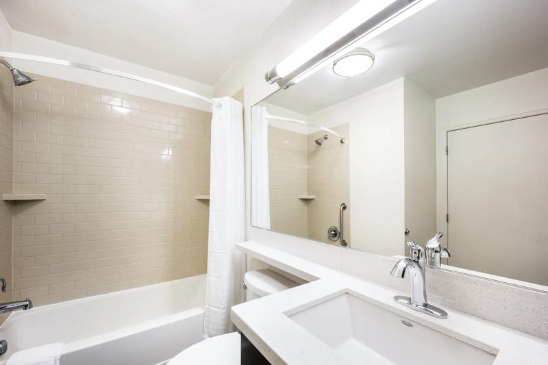 SIM_NashvilleBrentwood_GuestRooms_Standard Bathroom_Zoomed - 9C226893-D66D-4538-8BC01AAC9107FC94