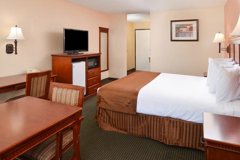 ABVI_BakerfieldECA_GuestRooms_King Mini Suite_Room Amenities - 9D6DDA3D-7AD6-4F77-AA17285CC53267C8