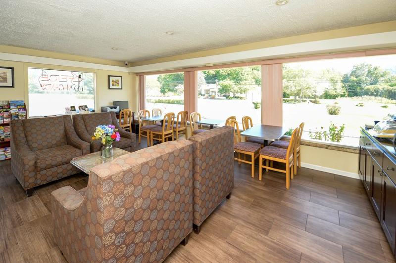 ABVI_CentalValleyNY_Dining_Breakfast Area_Tables - 9D8752BC-D094-46F0-9799BCA1EC0677E9