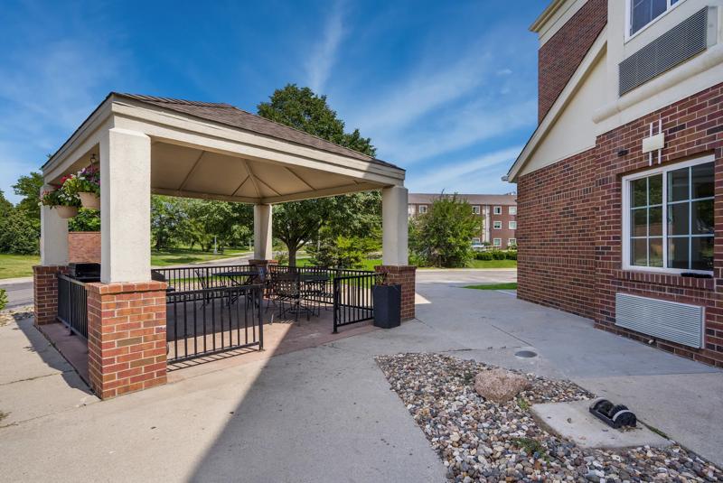 SIM_DesMoines_Exterior_Patio - 9E65D250-B6DB-4807-A9E9379CA3DB1465