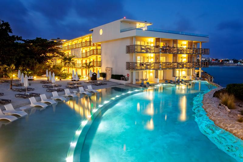 SHR_OceanPoint_Suites-Sunset-Butler-Edge-Pool-36fde2ea