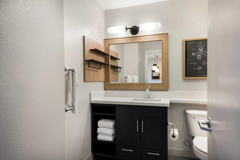 SIM_Brand_GuestRooms_City View_Bathroom Vanity - A0265E3A-E9D2-4AF1-A17B8A925C65582B