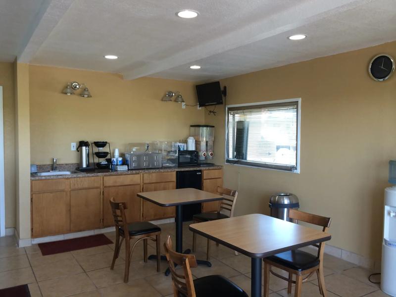 ABVI_Schulenburg_TX2105_BreakfastArea - A0E3BC10-3429-4FA9-9DA0A5740D9A30ED