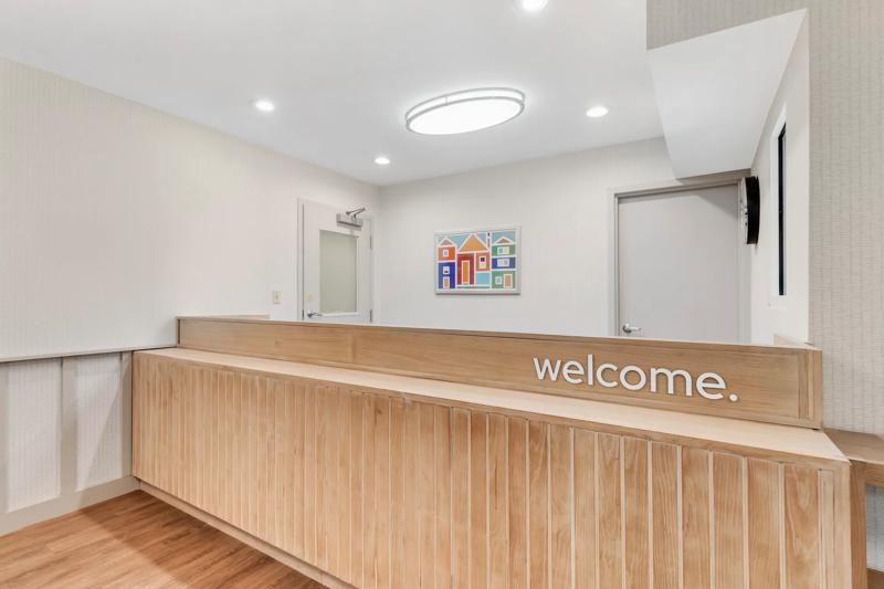 SIM_BaltimoreBWIAirport_Lobby_Front Desk_Angled - A0F9CD1F-B083-48CA-B925947B82302854
