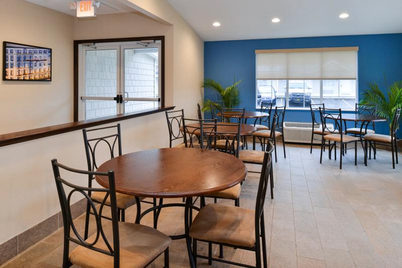 ABVI_StClairsvilleWheelingOH_Dining_Breakfast Area_Tables - A11844CE-70F9-4E98-9994B086146E3797