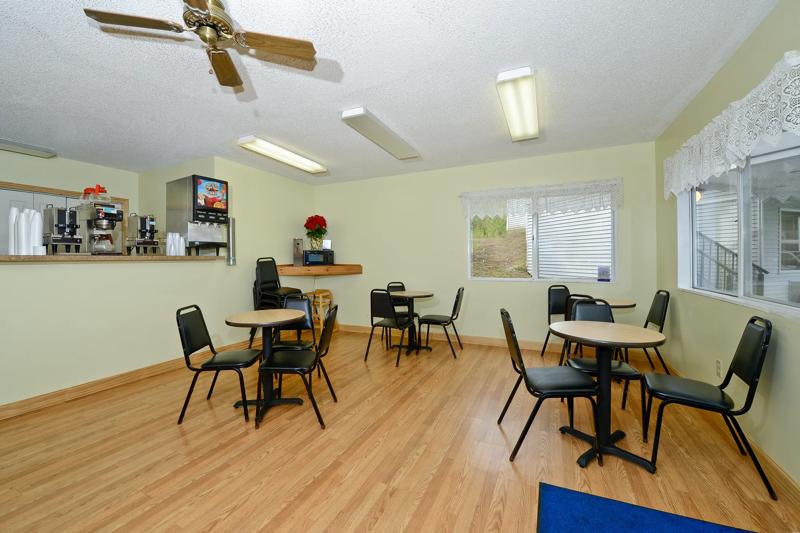 ABVI_StIgnaceMI_Dining_Breakfast Area_Seating - A192FEBC-F61A-43FB-8BDACAD22B1665C6