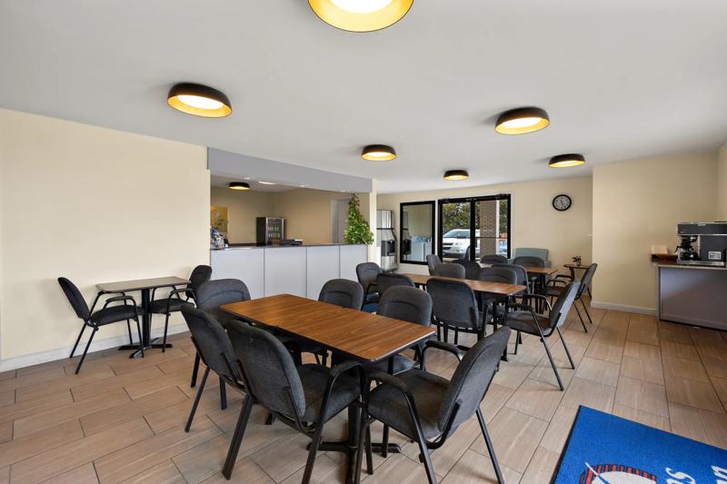 ABVI_CelinaOH_Dining_Breakfast Area_Seating - A194CF20-1D9F-4075-84F738BAA7657985