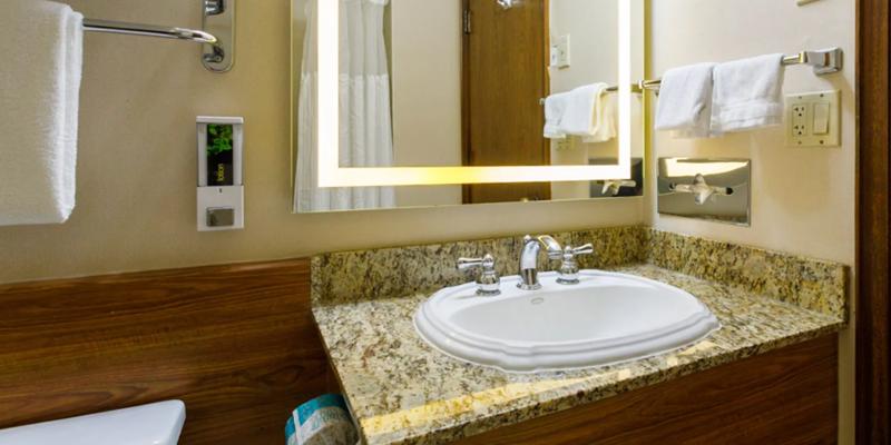 RLH_MaverickHotelAndCasino_NVELKO_QQ-bath_02 - A21D4795-5FD7-4312-9800974845A20B5F