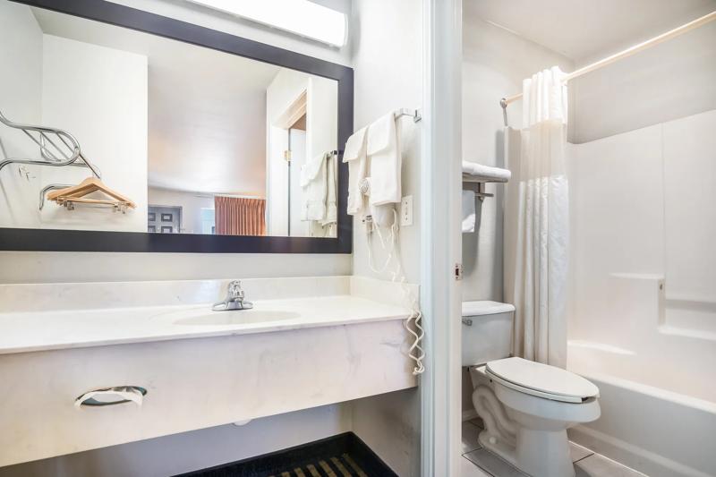 ABVI_NewBraunfelsSanAntonio_TX2257_Standard_Bath_1 - A24216CA-015A-46E4-82964007B45FE9A8