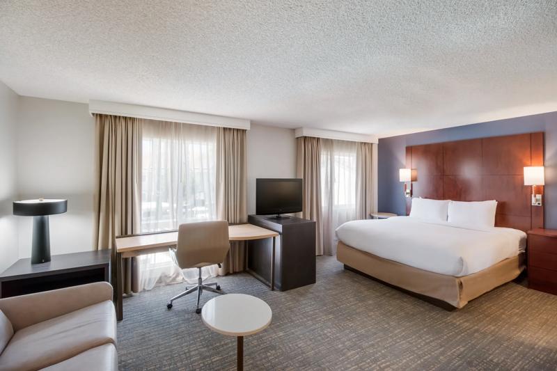 SES_HuntingtonBeachFV_GuestRoom_StudioSuite_KingBed