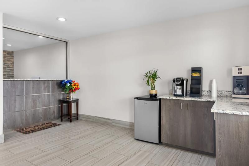 ABVI_Bishopville_SC1133-Lobby-1 - A3130463-20D5-4A52-8BD63A70193A281F
