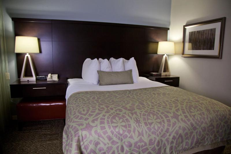 SES_SanFranciscoAirportSanBruno_GuestRoom_SuiteQueenBed - A364C10B-49E4-4916-A987D24907A15431