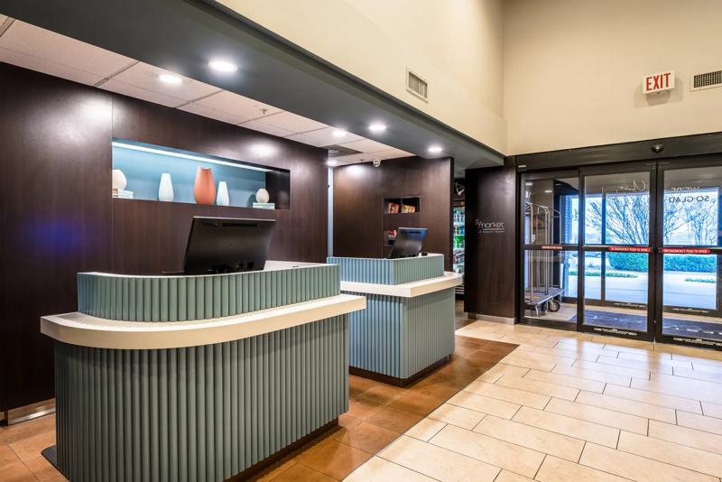 SEL_DallasRichardson_FrontDesk - A3B52AFD-DDE8-4E0F-B01B1240F7D6648D