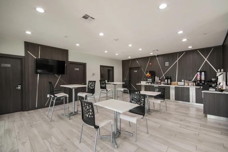 ABVIS_NEHouston-I-610_TX2284_Breakfast_Area_1 - A47AC4F9-9346-4273-B900E97EB24070CC