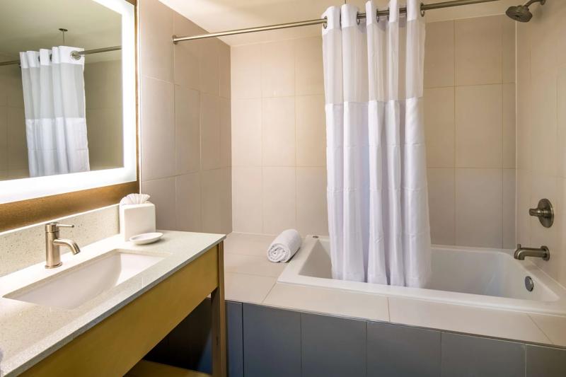 RLIS_Everett_Bathroom - A554FEE3-9449-424E-9D383E1A77FC7873