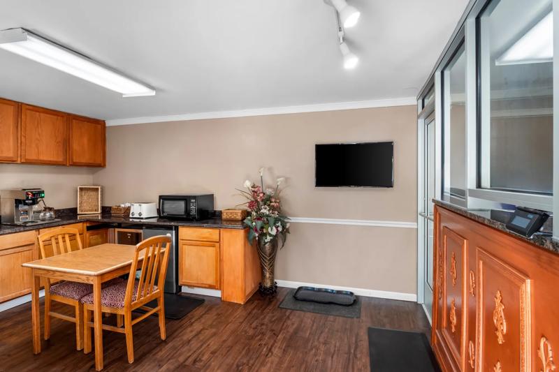 ABVI_JonesvilleHillsdaleMI_Lobby_Amenities - A6DEECCC-2D70-4C18-AE31BBF8984C9E0F