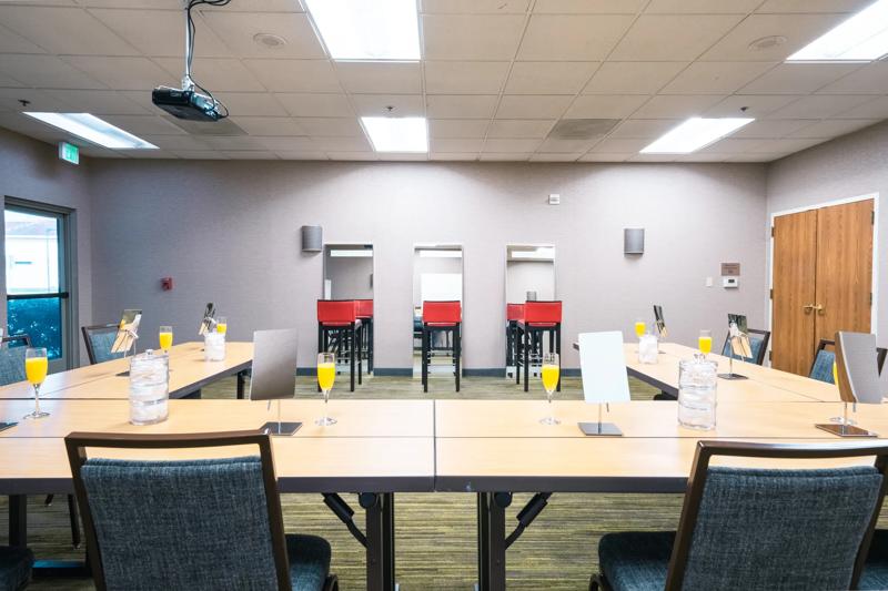 SEL_Camarillo_Meeting Space_UShape_TallMirrors - A6FFC40C-A353-40C2-BE1BC4A0ADA180E7