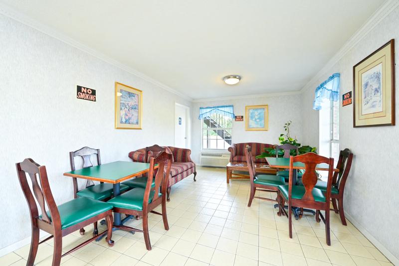 ABVI_WinnsboroSC_Dining_Breakfast Area_Seating - A79849D3-84B1-4DEF-AA9A6C6EE55A0C4E