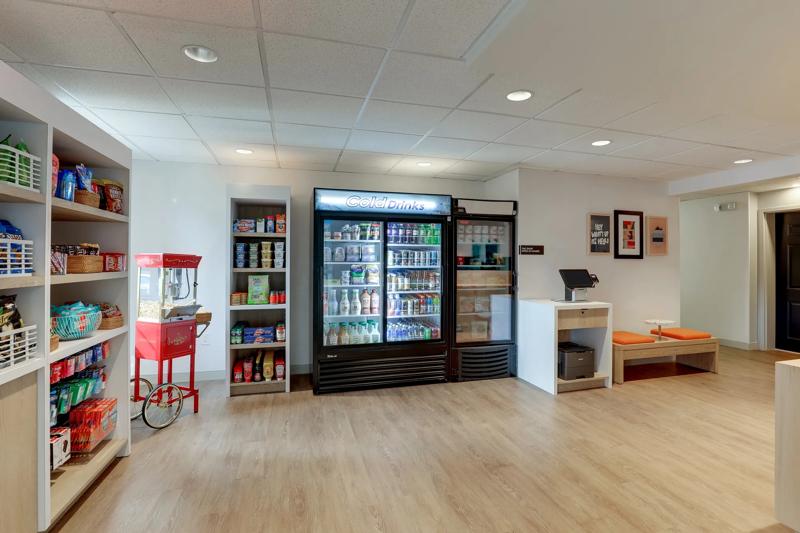 SIM_MiamiAirportDoral_Lobby_The Market - A7F6B41E-26D6-4597-90A550BBFAE3B1A2
