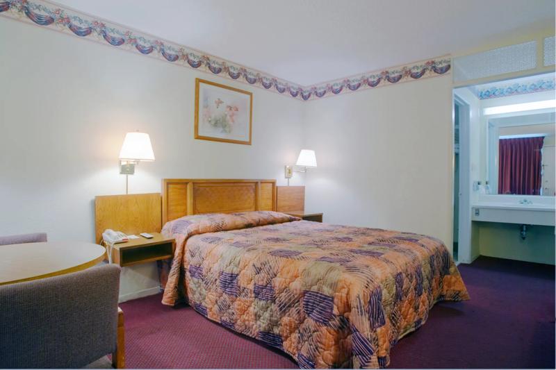 ABVI_LoudonLenoirTN_GuestRooms_Queen_Room - A9770977-6558-4B7D-9EB567F3149FCEA5