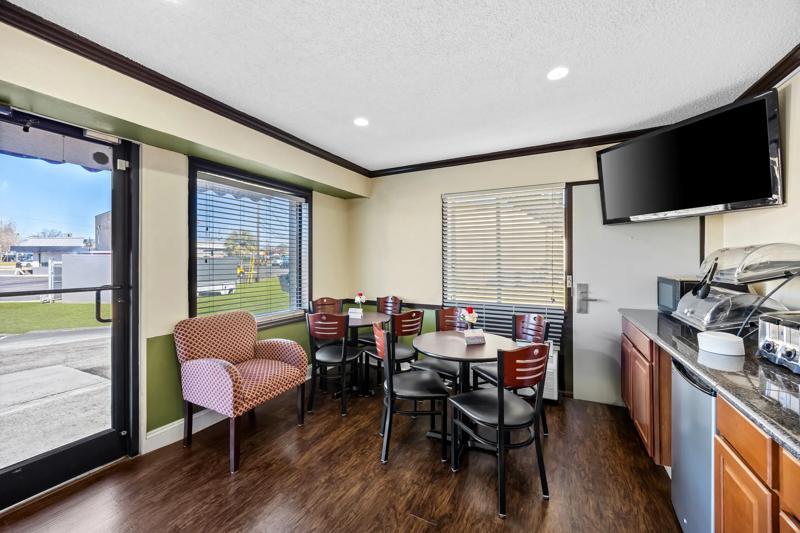 ABVI_FtJacksonSC_Dining_Breakfast Area_Seating - A988369F-E420-4D21-B2FE8D57E8CCA274