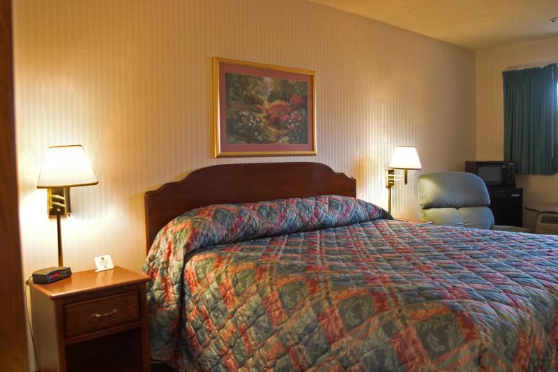 ABVI_YorkNE_GuestRooms_Deluxe Suite_Bed - AA22D371-6D6C-40D0-98698ABC6E4398DC