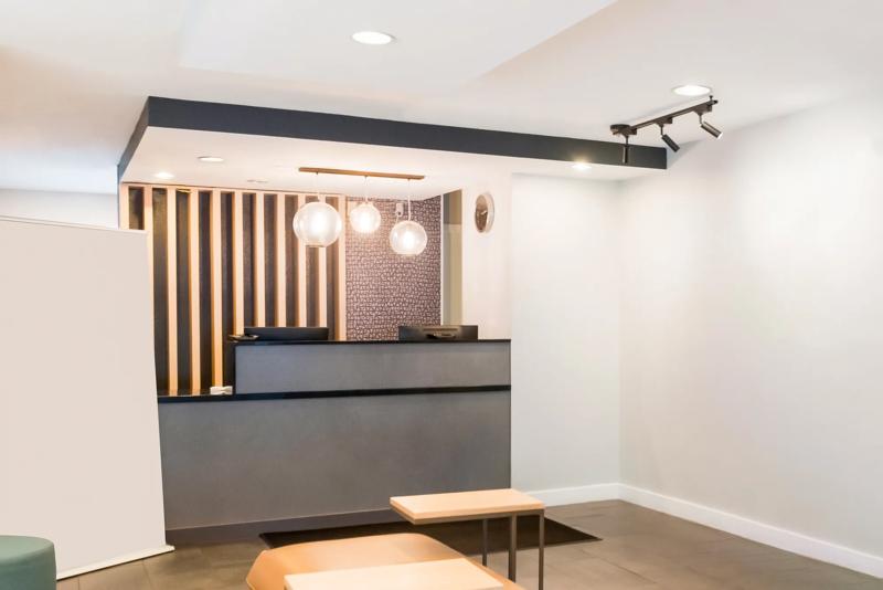 SIM_FallsChurch_Lobby_Front Desk - AA955345-7CF5-4588-994945F33601BEDB
