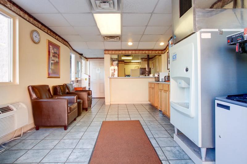 ABVI_StLouisDowtownMO_Lobby_Front Desk - AAAD1AB0-19F6-4DEB-86F1A574E820D970