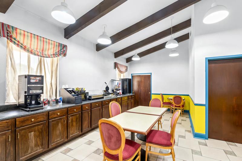 ABVI_AberdeenMS_Dining_Breakfast Area - AC9A961E-C501-4193-A0D258E2A29E96F3