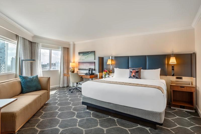 TRS_HoustonGalleria_GuestRooms_High Floor Corner King_Bed.jpg - AD7F9204-A70A-4EF4-9B8DC3FAD461CD50