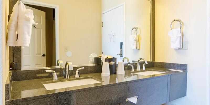 RLH_RedGarterHotelAndCasino_NV2590_HNQ-bath_01 - ADF97D06-56E3-495B-99AABC89A4062E2F